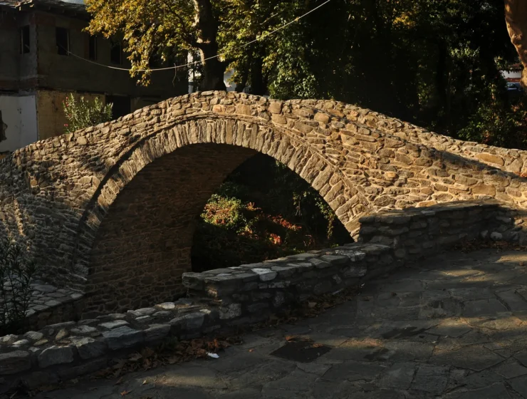 kulturalis_latnivalok_old greek stone bridge in greece in pangaio region in moustheni village
